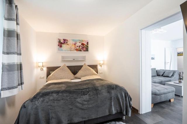 Schlafzimmer mit Durchgang zum Wohnraum